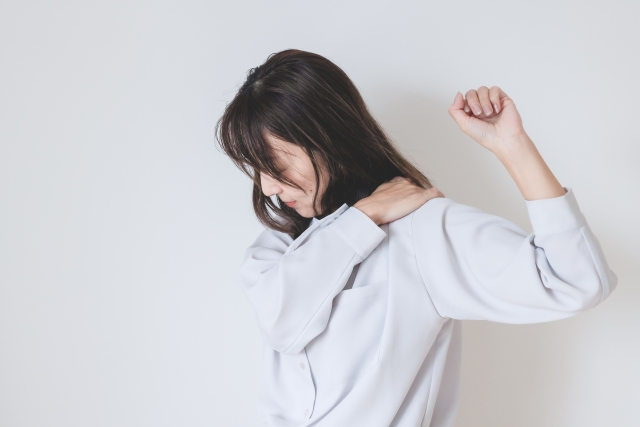 腰痛に悩んでいる人のイメージ