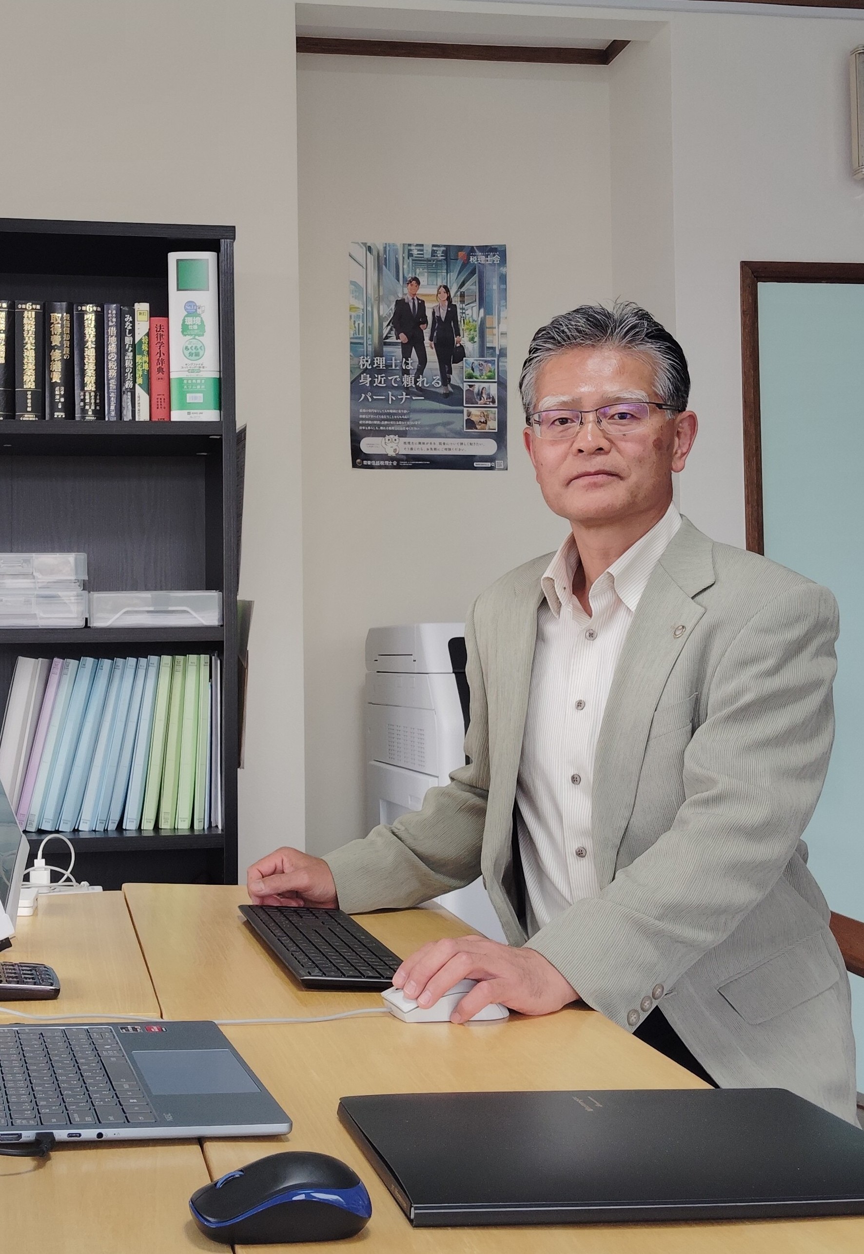 窓辺のテーブルでコーヒーを飲む女性