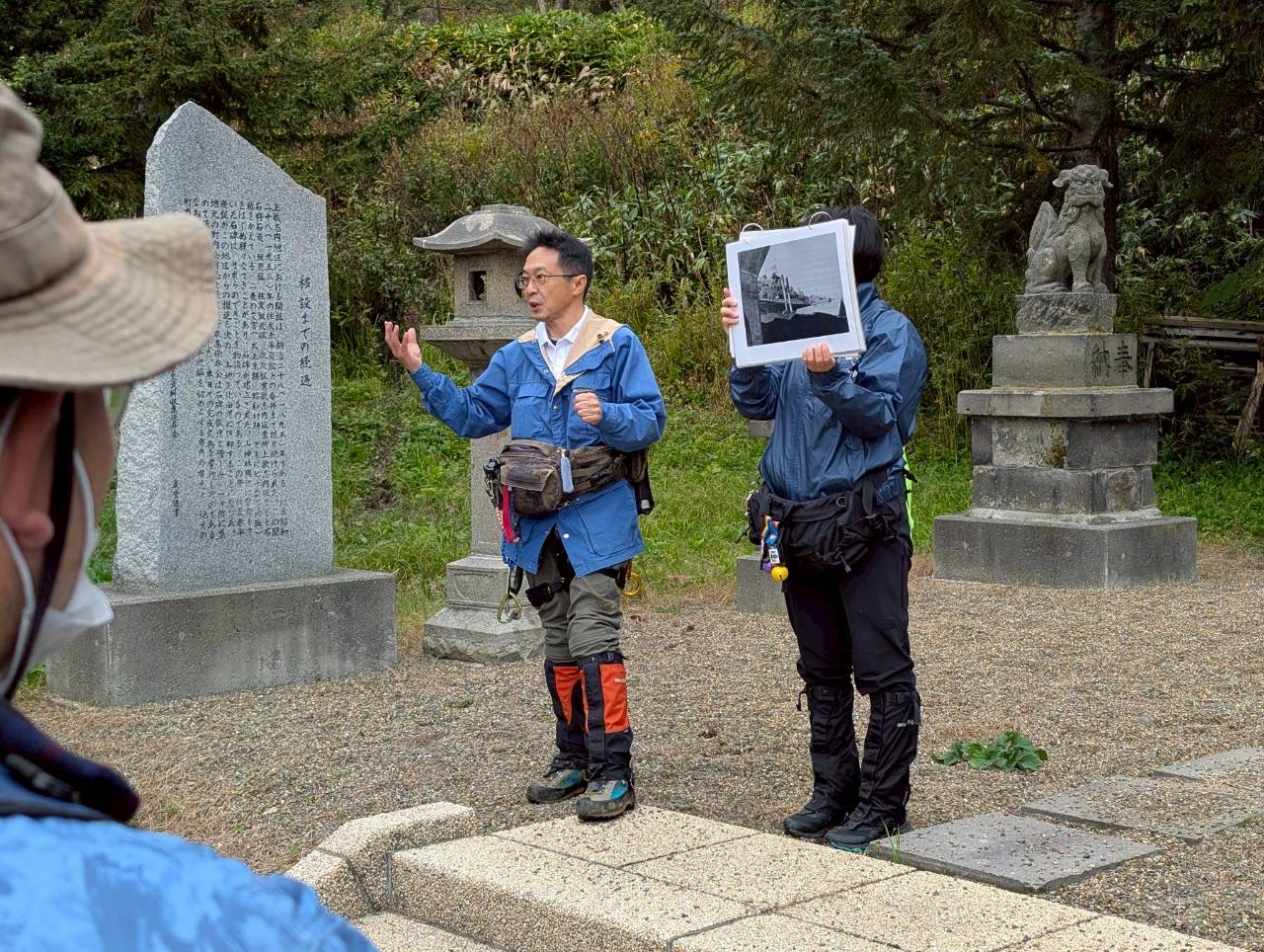 安全装備を着用した調査風景