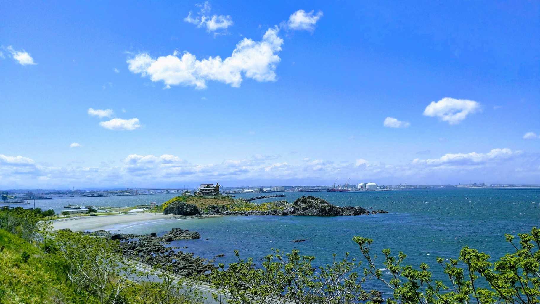 八戸市水産科学館マリエントから見た蕪島の美しい風景